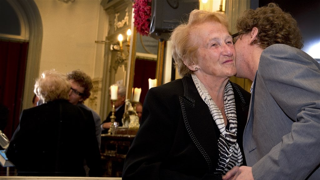 Marga Minco krijgt een kus van Arnon Grunberg, 2010.