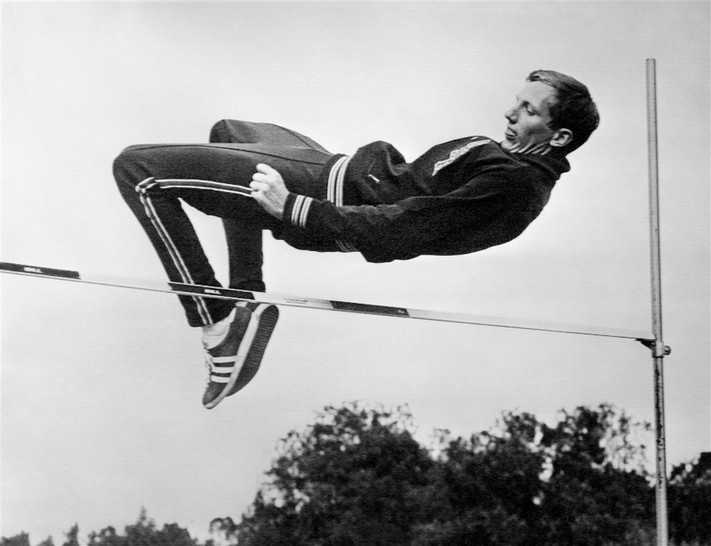 Fosbury maakt een oefensprong, 1968.