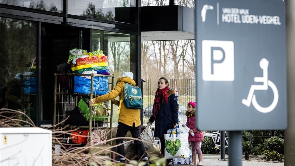 COA vangt toch asielzoekers op in hotel, ondanks verbod rechter: 'Staan hier met koffers en rugzakken'