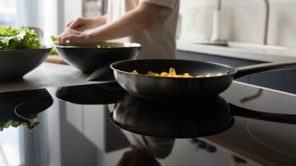 Zo verwijder en voorkom je ingebrande vlekken op je elektrische kookplaat