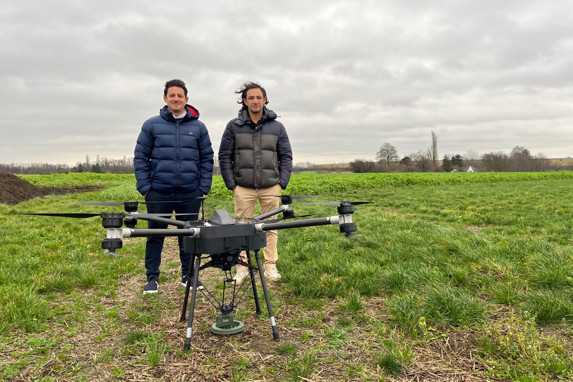 Opgegroeid tussen landmijnen: gevluchte broers helpen deze 'sluipmoordenaars' nu de wereld uit