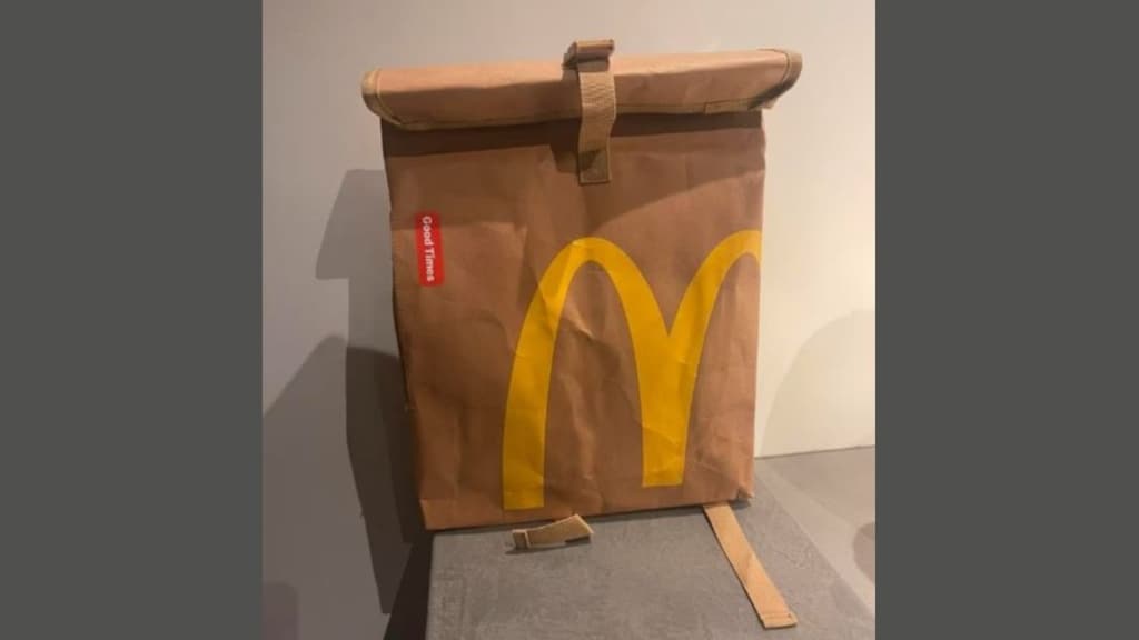 Kerstpakket gedumpt op Marktplaats: van McDonald's-tas tot karaokeset