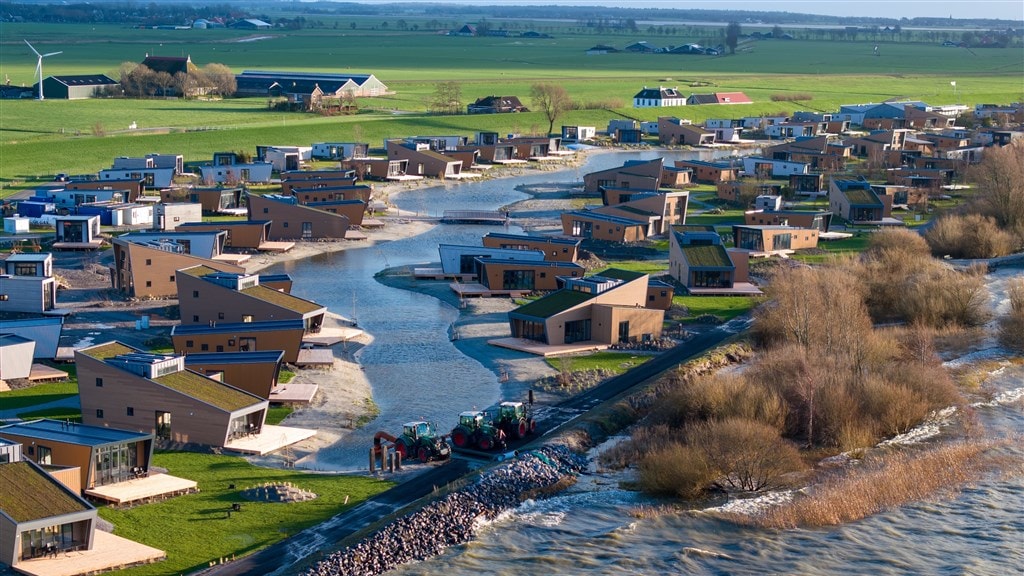 Het waterpeil in het IJsselmeer staat ongeveer een meter hoger dan normaal. Boeren met tractoren en pompen schieten vakantiepark Europarcs in Hindeloopen te hulp.
