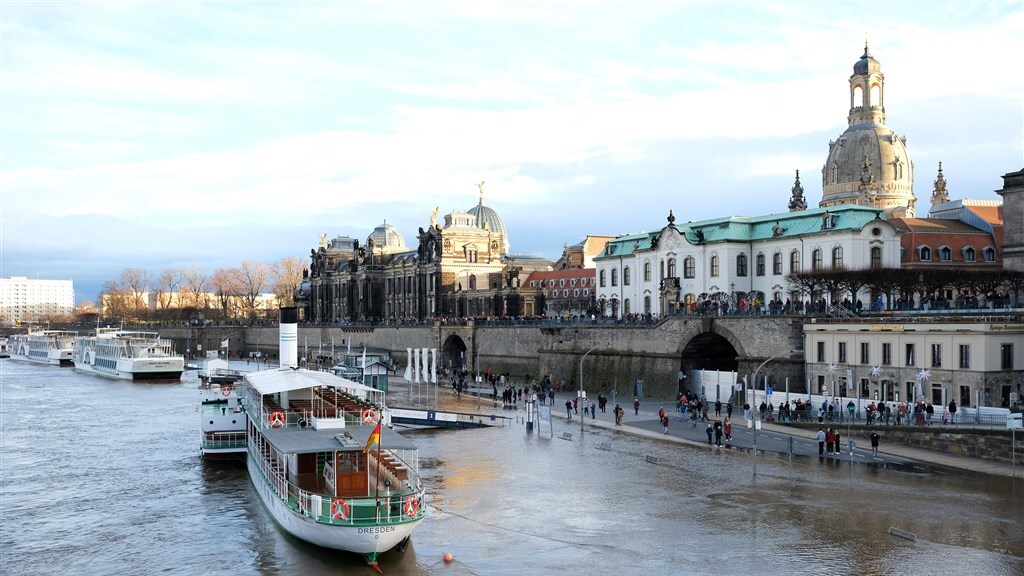 Veel smeltwater komt uit Duitsland, waar het water ook hoog staat, zoals hier in Dresden.