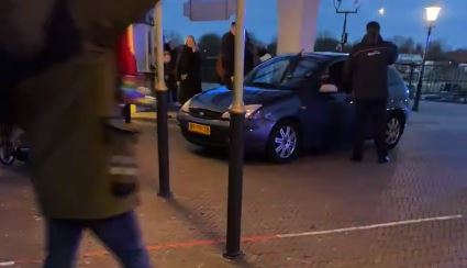 Automobilist rijdt onder invloed ingang Efteling binnen