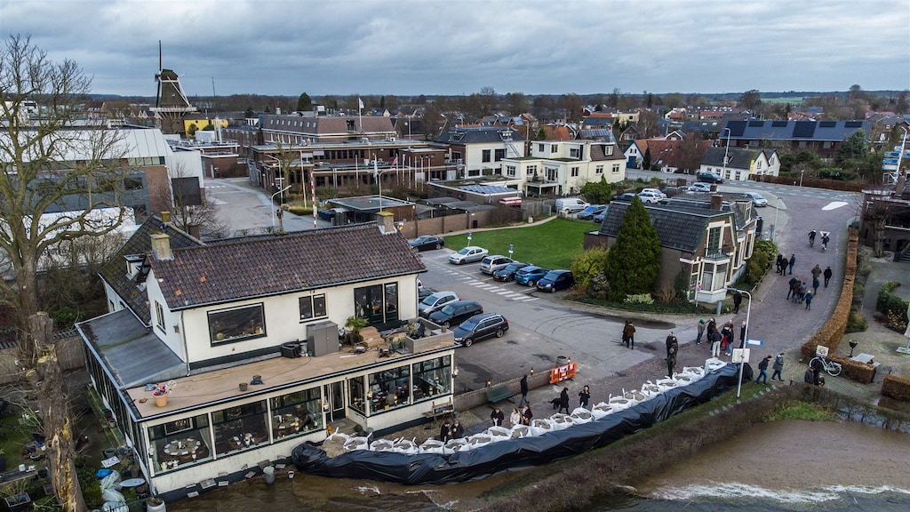 Zandzakken bij restaurant ‘t Veerhuys in Olst.