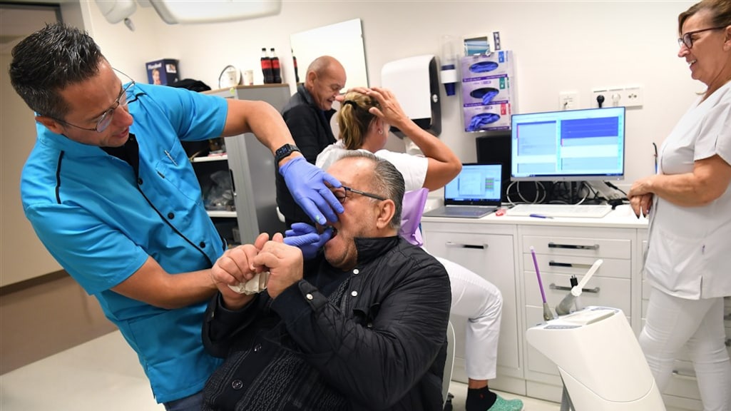 Zorgwekkend: geen geld voor de tandarts en daarom al je kiezen eruit