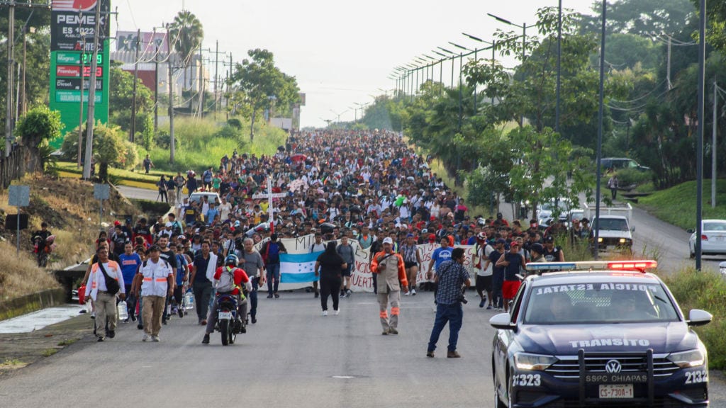 Vanuit het zuiden van Mexico is een grote groep migranten op weg naar de VS.