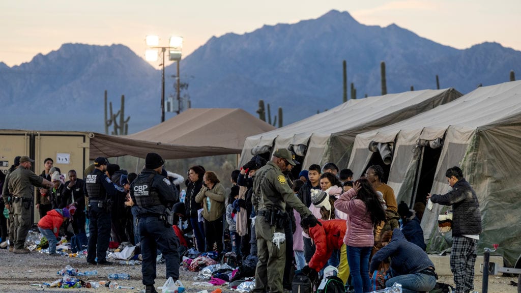 Tentenkampen aan de Amerikaans-Mexicaanse grens, om de vele migranten op te vangen.