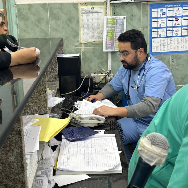 Arts Monther Abu Sharch werkte in het Mohammad Yousif Al Najjar-ziekenhuis dat inmiddels niet meer functioneert.