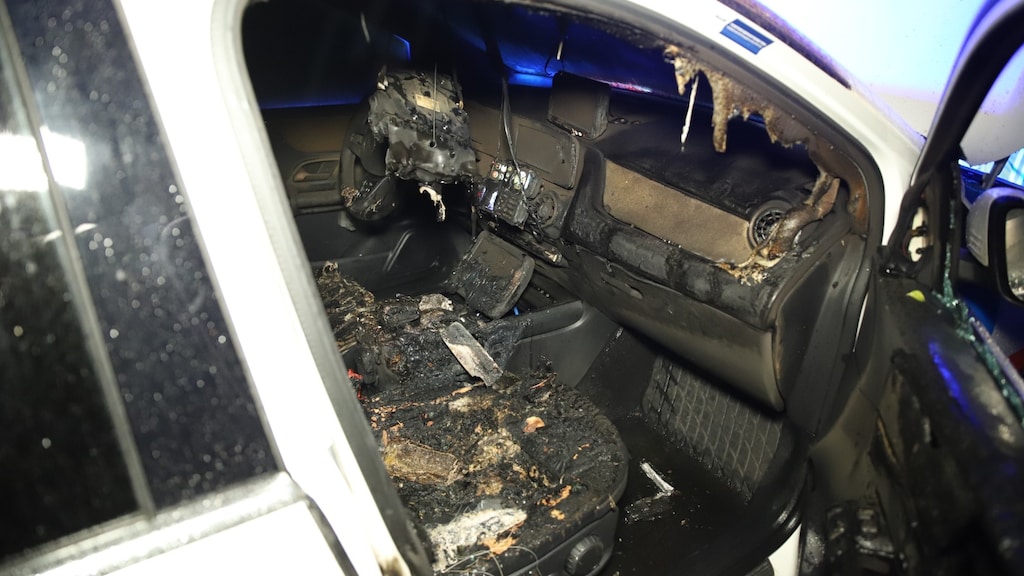 De politieauto raakte flink beschadigd door de brand.