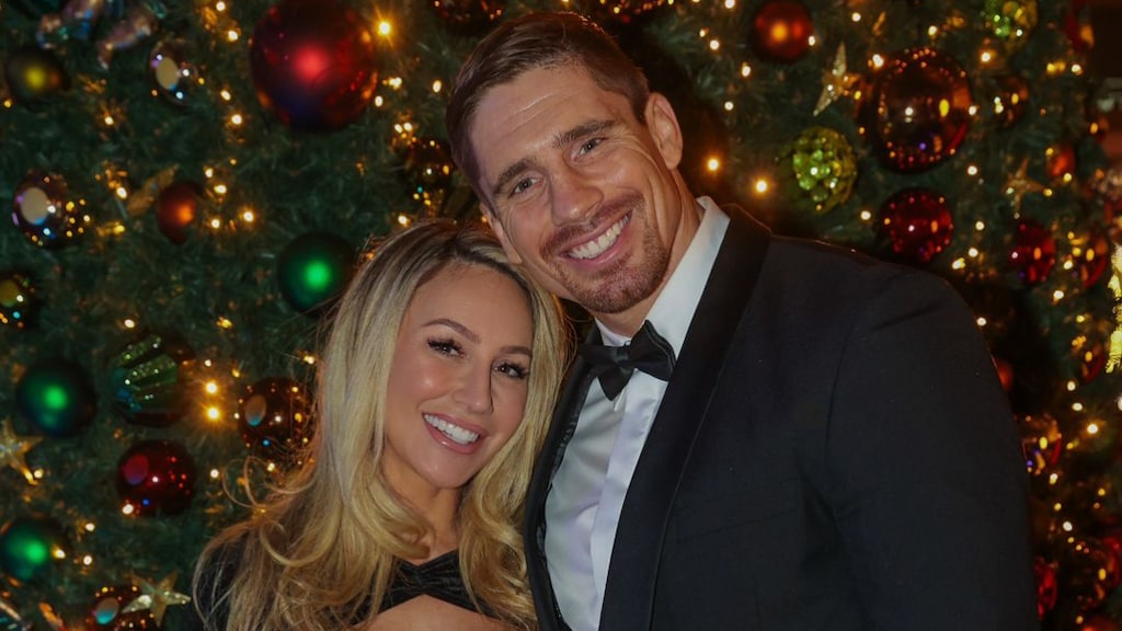 Rico Verhoeven afgeleid, 'verbrandt' haar van zijn vriendin