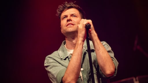 Nieuw sololied Simon Keizer: zingt titelsong van film Rokjesnacht