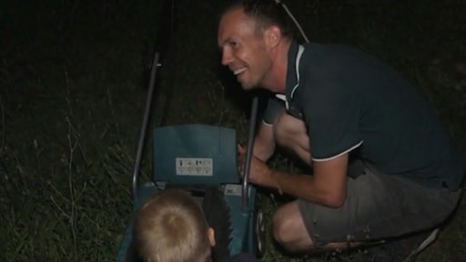 Kijkers Een Huis Vol verbaasd over grasmaai-sessie midden in de nacht