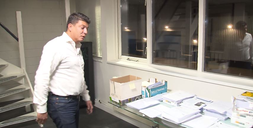 Antonio Oliveira kijkt naar een stapel boetes ter waarde van één miljoen euro.