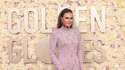 Presentatrice kruipt over rode loper bij Golden Globes om dure ring terug te vinden