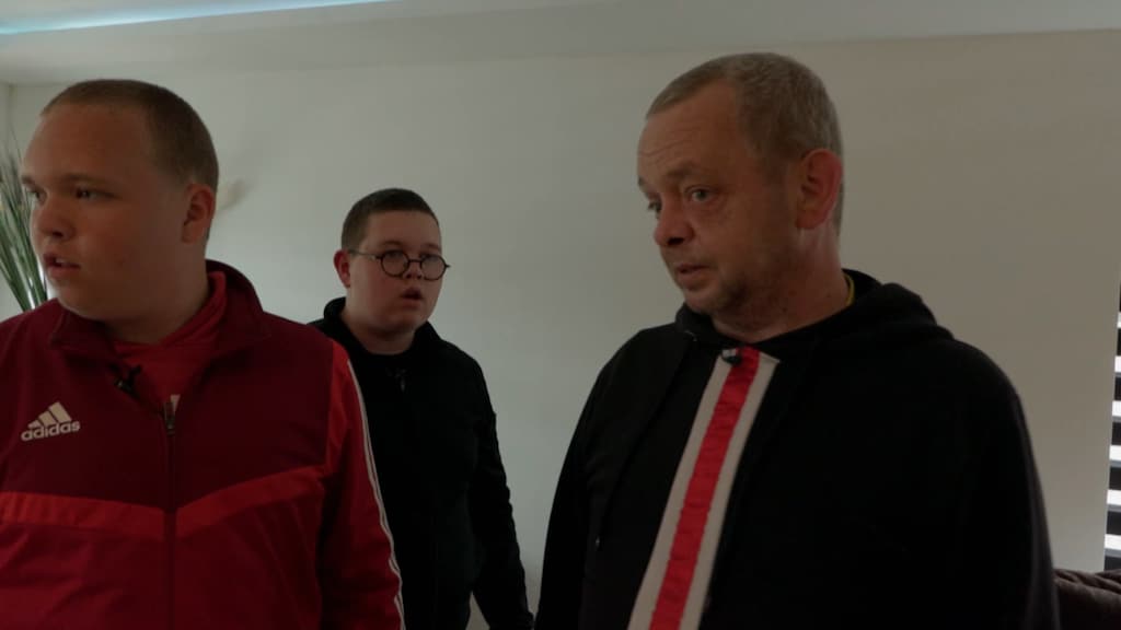 Straatarm gezin dolblij door ruil met 'bekende Nederlanders' in Steenrijk, Straatarm