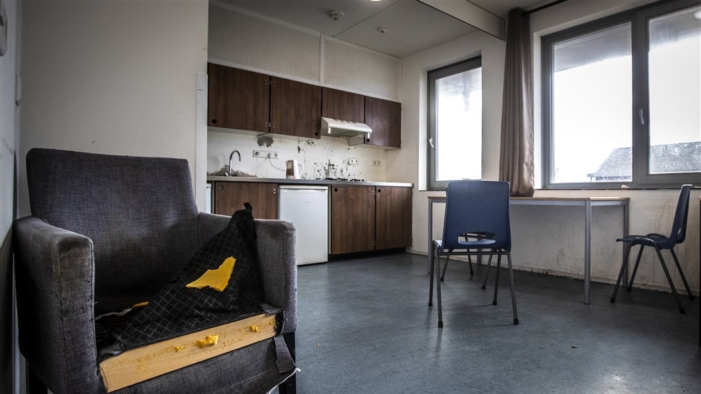 Een gemeenschappelijke keuken in een appartement in het opvangcentrum van Ter Apel.
