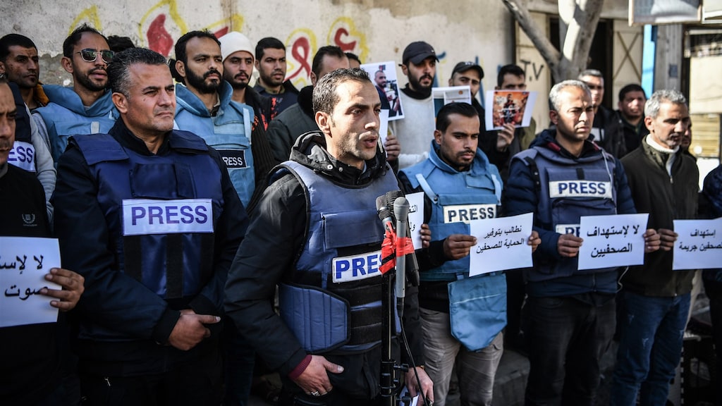 Een demonstratie van journalisten afgelopen maandag in Gaza voor persvrijheid. Verschillende journalisten houden een bord vast waarop staat: 'De pers is vrij en kan niet de mond gesnoerd worden'.