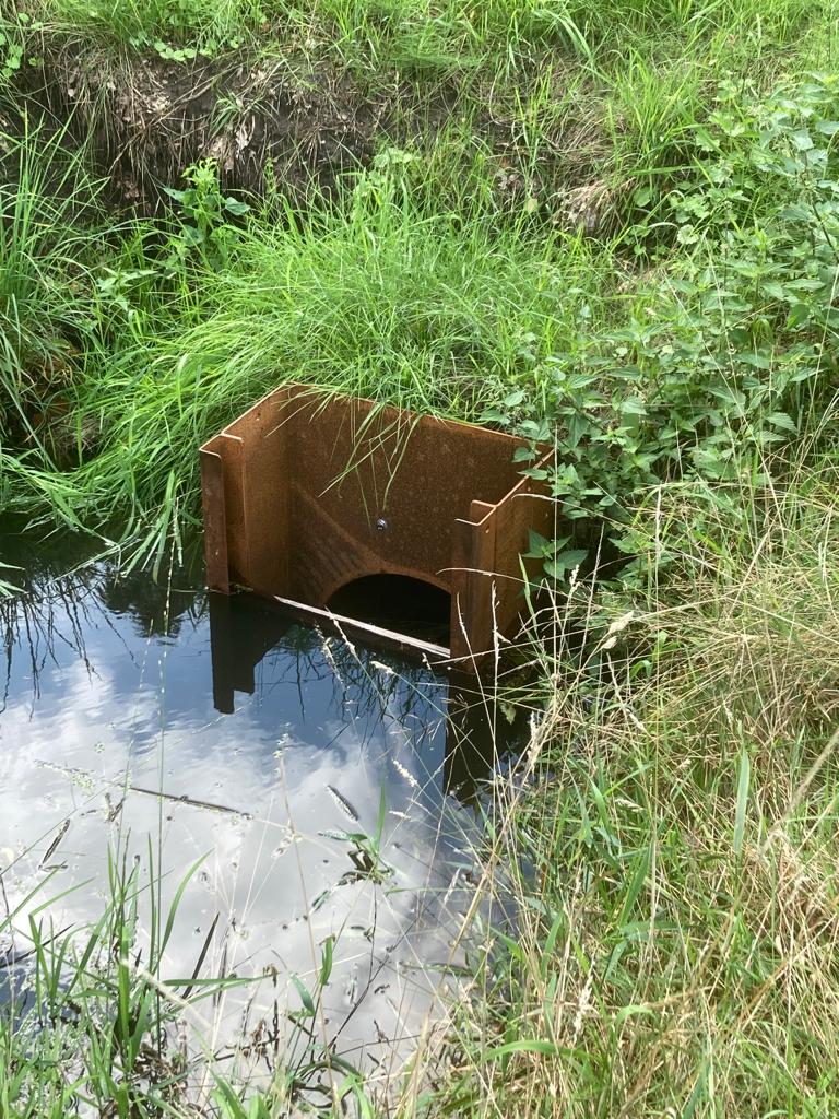 Een duiker die deels afgesloten is, om water zo lang mogelijk vast te houden.