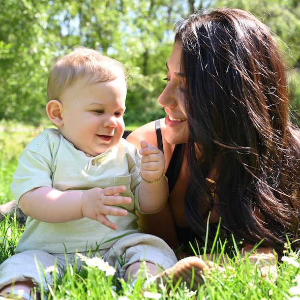 Zeynep met haar zoontje: "In de praktijk doe je als vrouw altijd meer in de opvoeding en het huishouden."