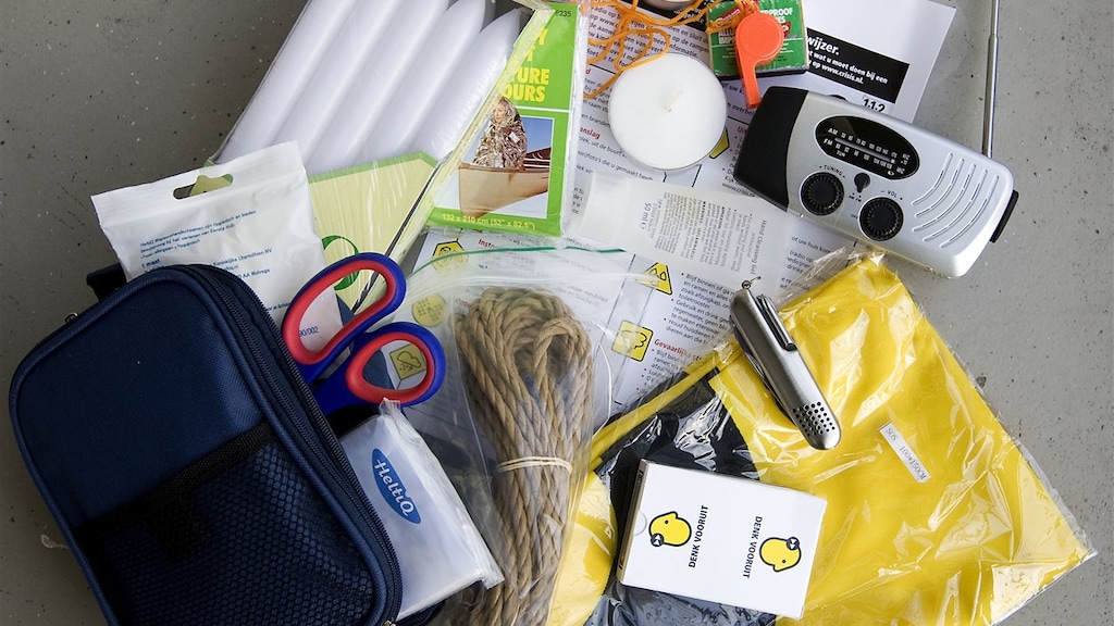 Een voorbeeld van voorwerpen die nuttig kunnen zijn om te overleven, niet een pakket van Prepshop.nl