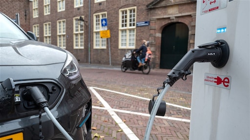 Vol stroomnet bedreigt woningbouw Utrecht: laadpaal 's avonds op halve kracht