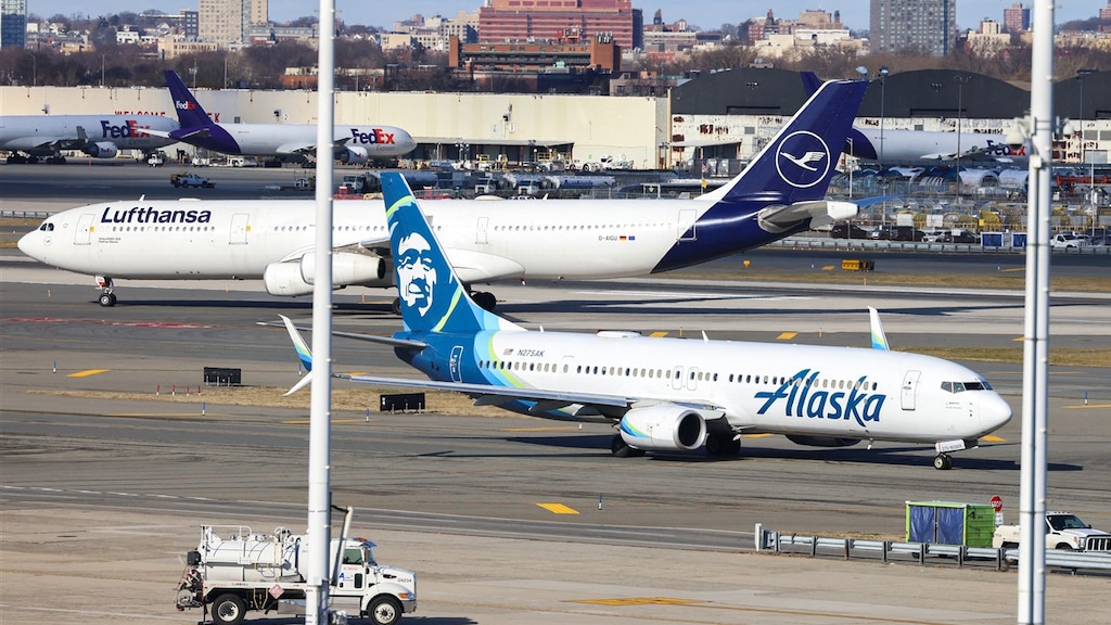 Een Boeing 737-900ER van Alaska Airlines, dit type vliegtuig moet ook worden gecontroleerd.