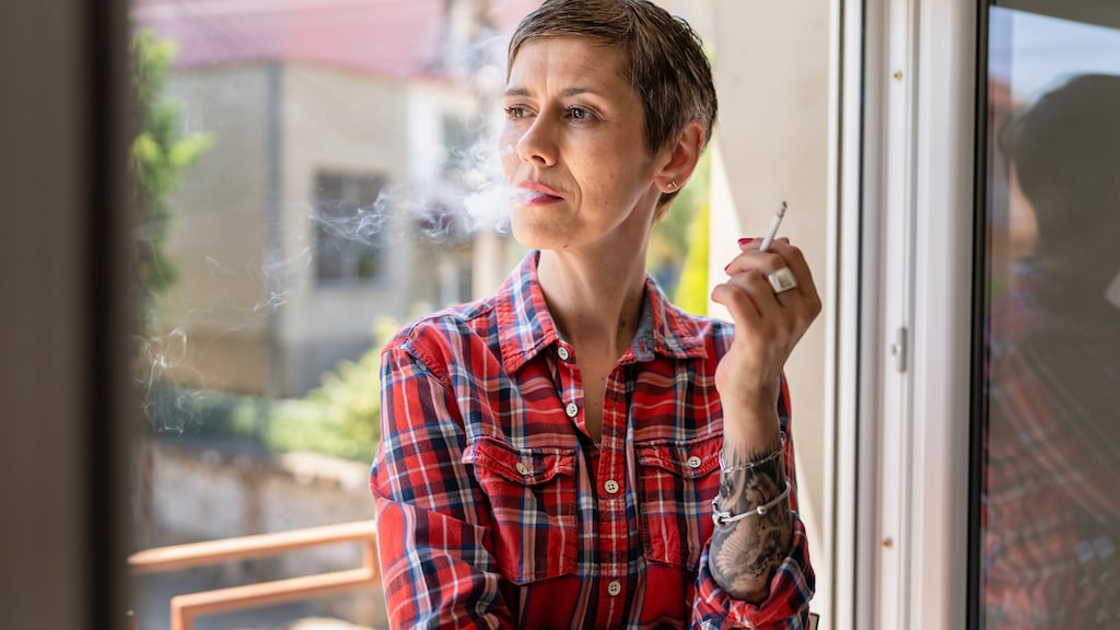 Joyce: 'Kan ik van oppasoma eisen dat ze buiten rookt?'