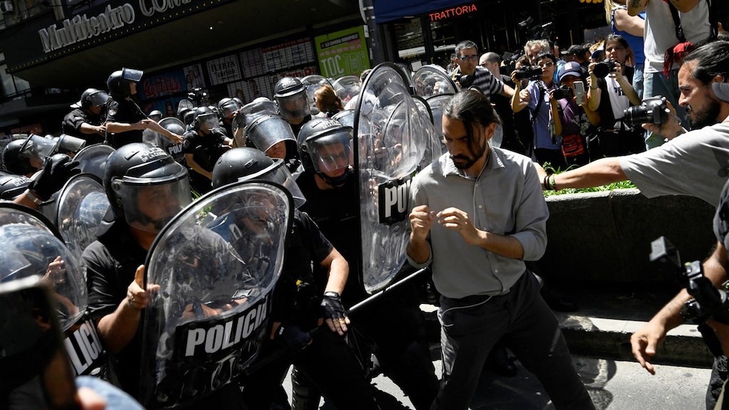 Bij eerdere demonstraties in december tegen de plannen van Milei werd hard ingegrepen.