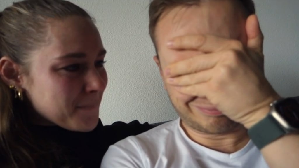 Jegor uit Over Mijn Lijk in tranen door positieve zwangerschapstest vriendin