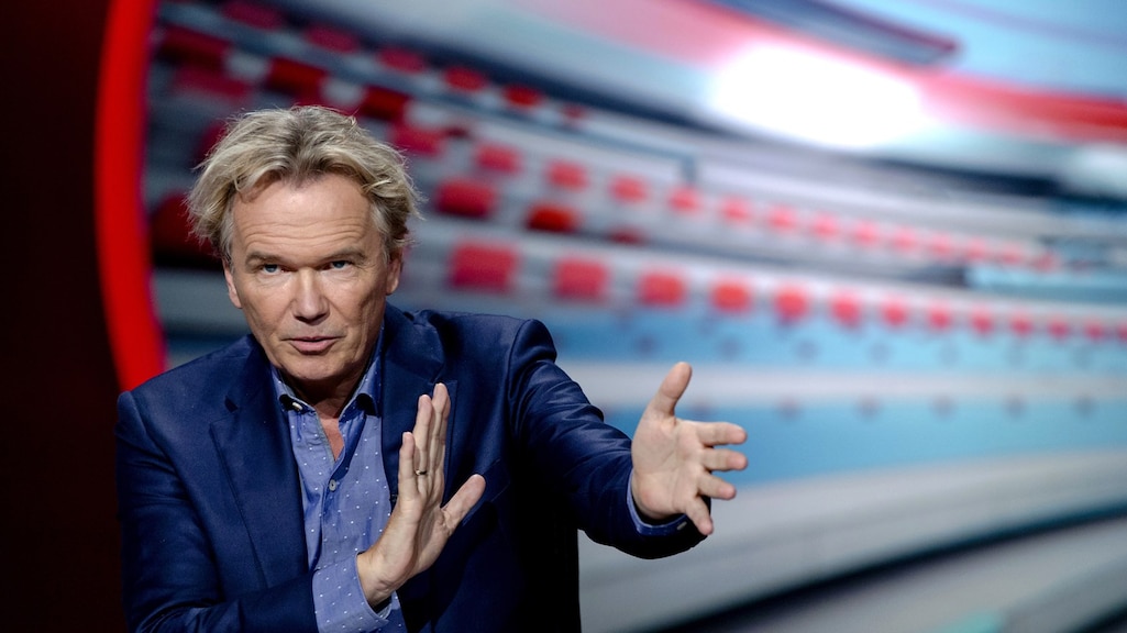 Presentator Tom Egbers tijdens een uitzending van het programma NOS Studio Voetbal.