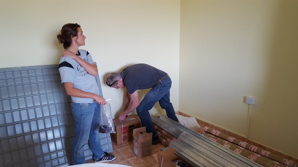 Mary Anne terwijl ze rekken bouwt met haar vader voor haar eerste kas.