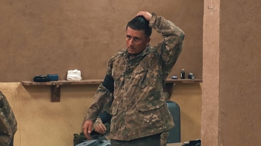 Harrie Snijders in discussie met staf om haargel in Special Forces VIPS