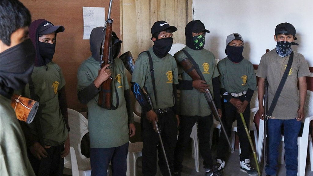 Mexicaanse tieners voegen zich bij gemeenschapspolitie.