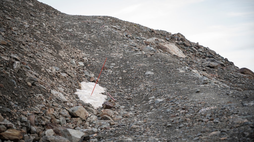 Restanten van een skipiste in Les Arcs die in de zomer is blootgelegd.