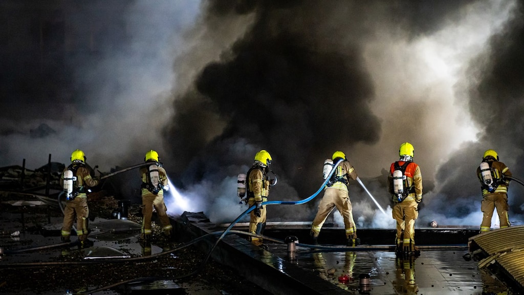 Er komt veel rook vrij bij de brand.