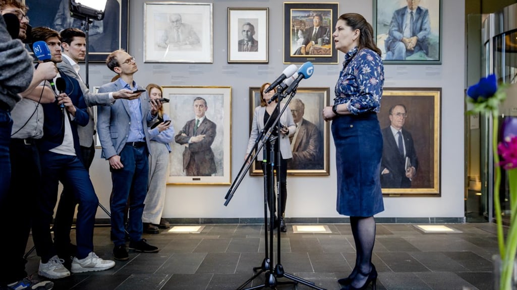 Gräper staat de pers te woord over het rapport-Van Rijn.