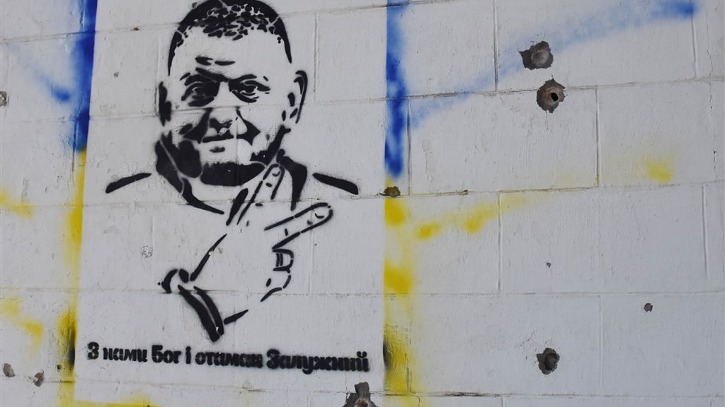 'God is met ons en met opperbevelhebber Zaloeznjy' staat er met graffiti op een muur.