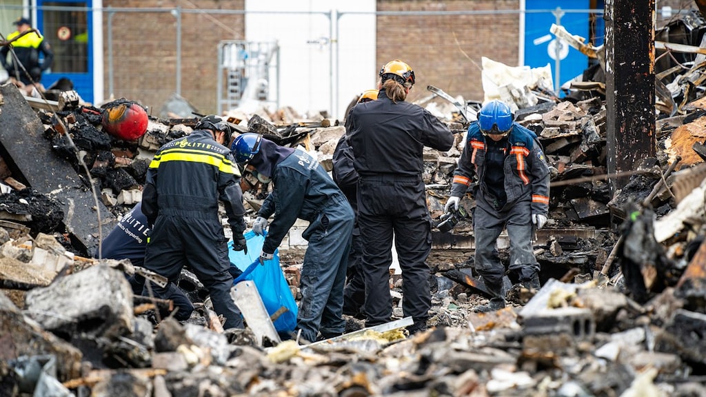 Politiemedewerkers bergen het gevonden lichaamsdeel.