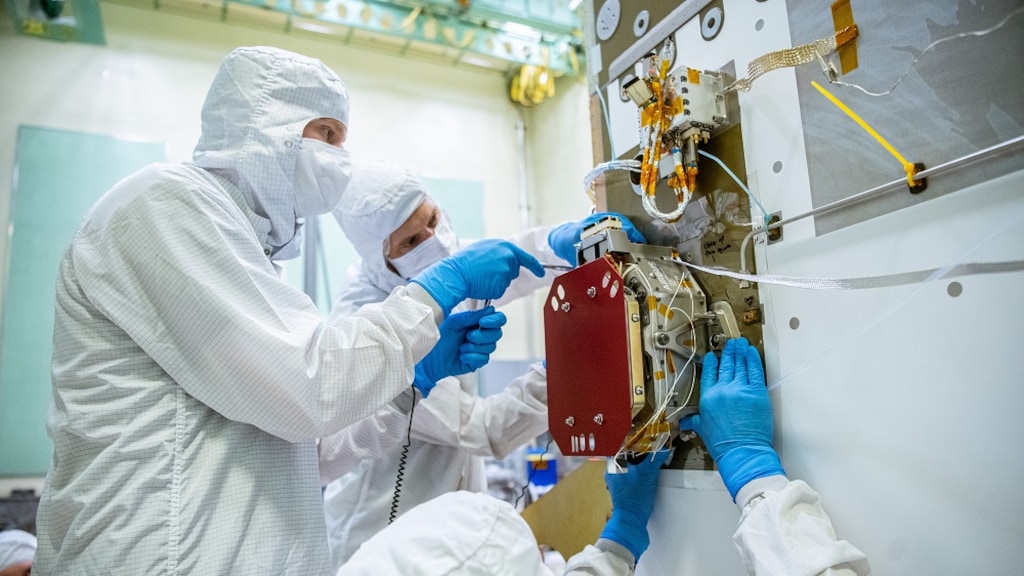 SPEXone wordt op de satelliet geschroefd