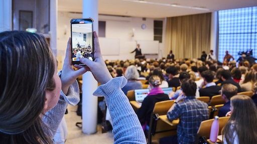 Universiteiten gaan Engelse taal en toestroom buitenlandse studenten beperken