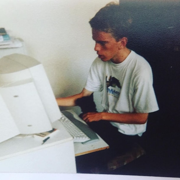 15 jaar oud, programmerend op de computer.