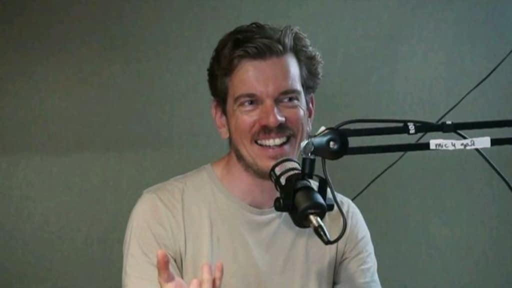 Bij de opnames van zijn podcast Over geld praat je niet.