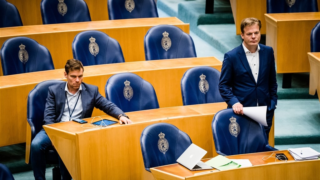 Martijn van Helvert en Pieter Omtzigt in de Tweede Kamer in 2020.