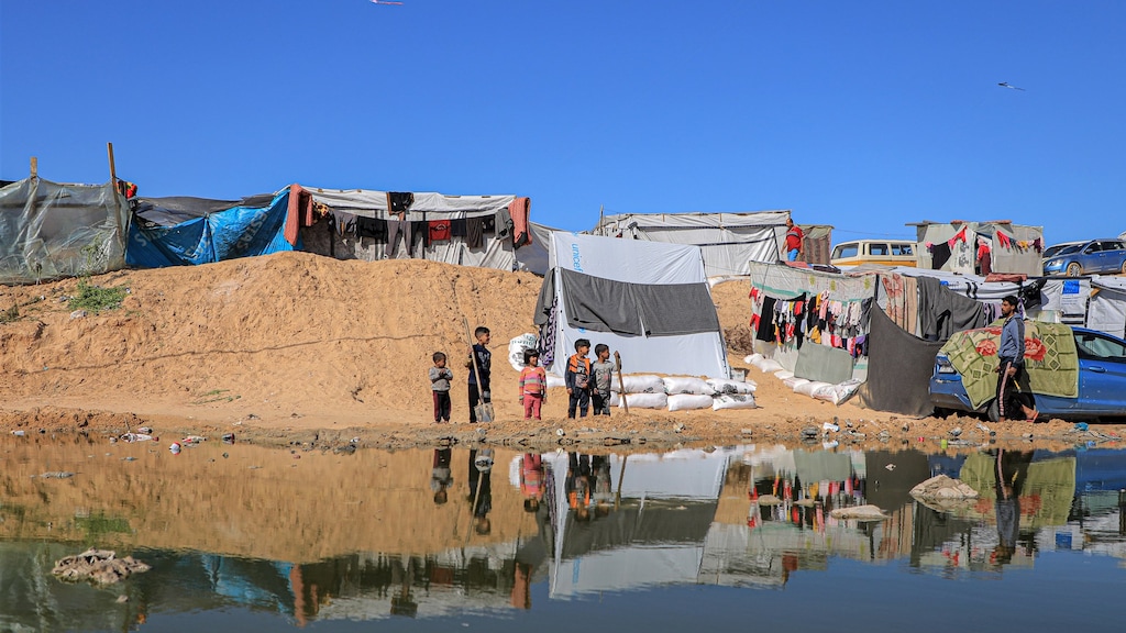 Regenval maakt de omstandigheden in de geïmproviseerde tentenkampen er niet beter op.
