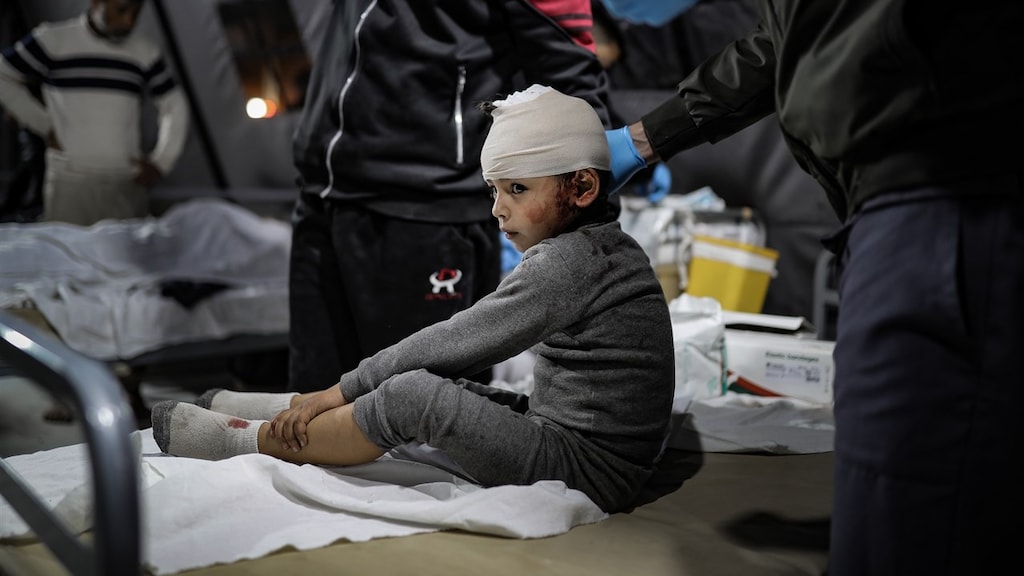 Een Palestijns kind wordt aan zijn verwondingen behandeld in een ziekenhuis, na de aanvallen van afgelopen nacht.