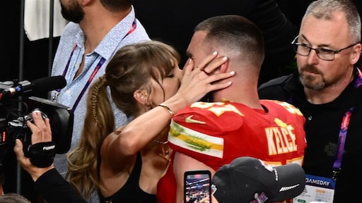 Taylor Swift en Travis Kelce zoenend gespot na Super Bowl-winst
