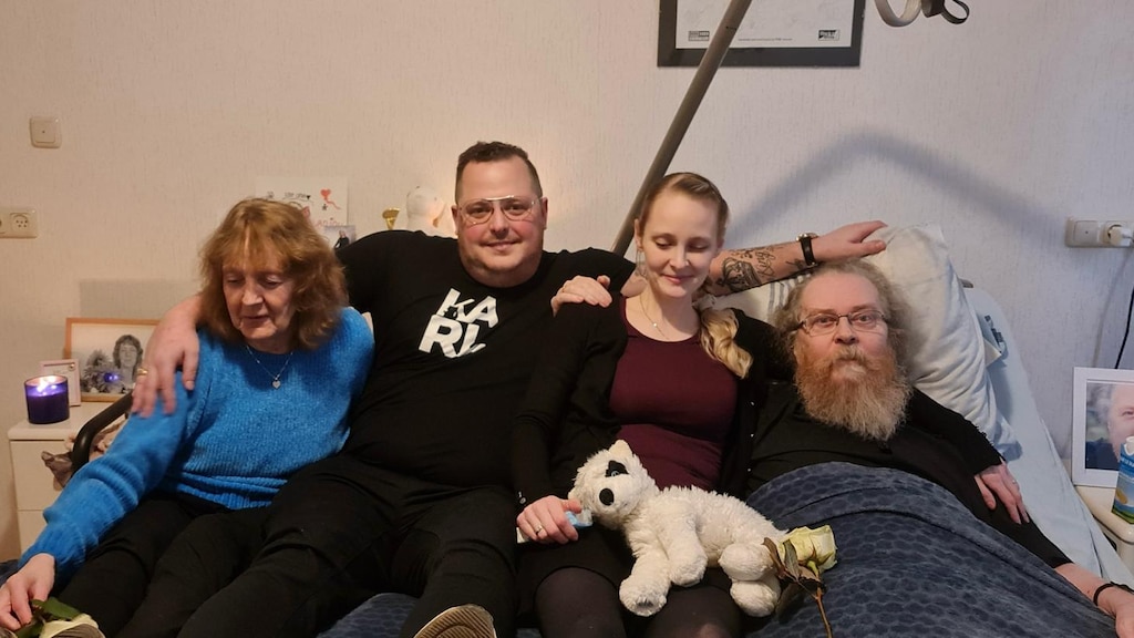 Linda, haar broertje en haar ouders, vlak voor hun overlijden.