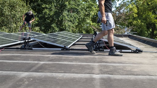 Energiebedrijven dubben over extra heffing voor klanten met zonnepanelen